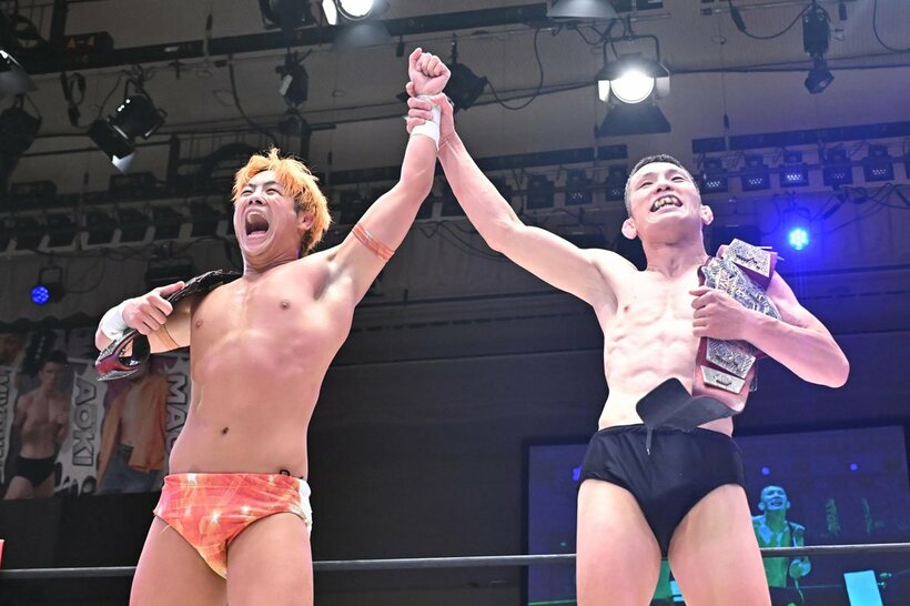 初防衛に成功した宮脇純太（左）と青木真也
