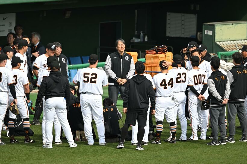 巨人ナインに挨拶する松井秀喜臨時コーチ（中）