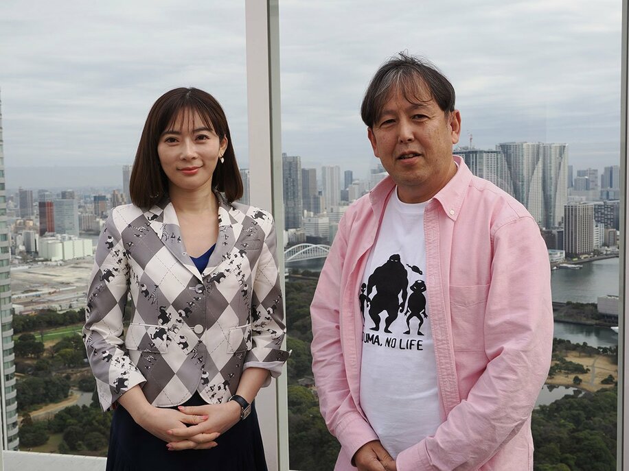 馬渕磨理子氏（左）とUMA襲来Tシャツを愛用する渡辺広明氏