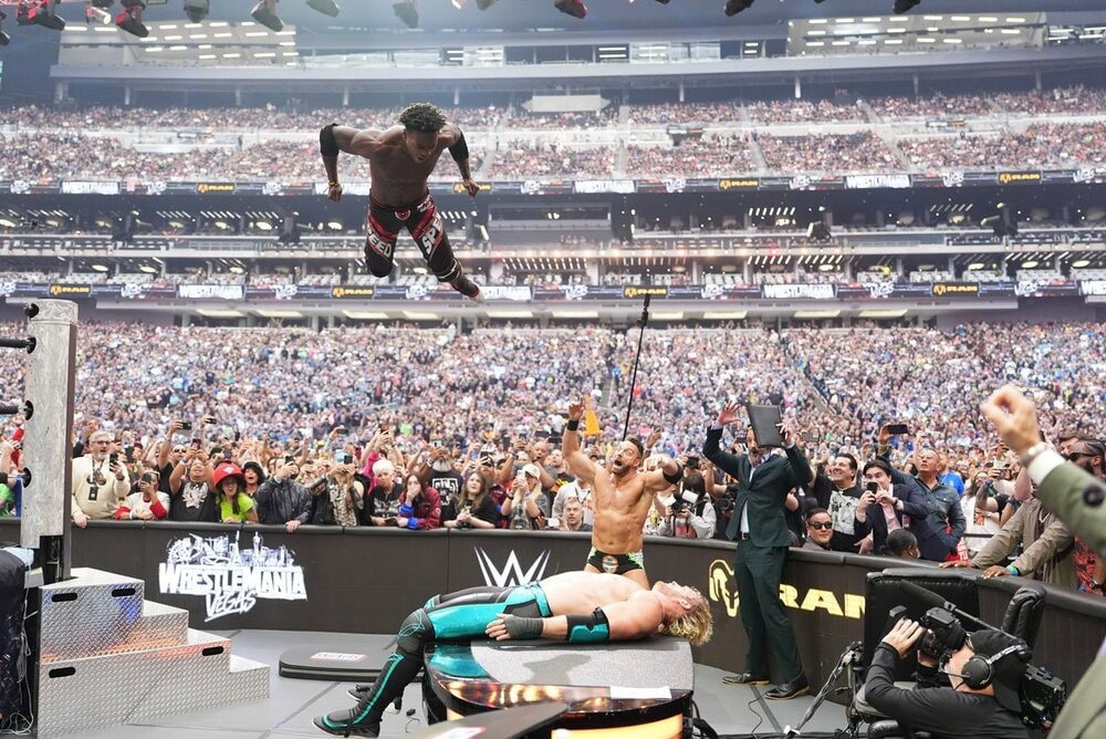 ユーチューバーのアイショースピード（上）はローガン・ポール（下）を驚異の空中弾で実況席ごと粉砕（©ＷＷＥ）