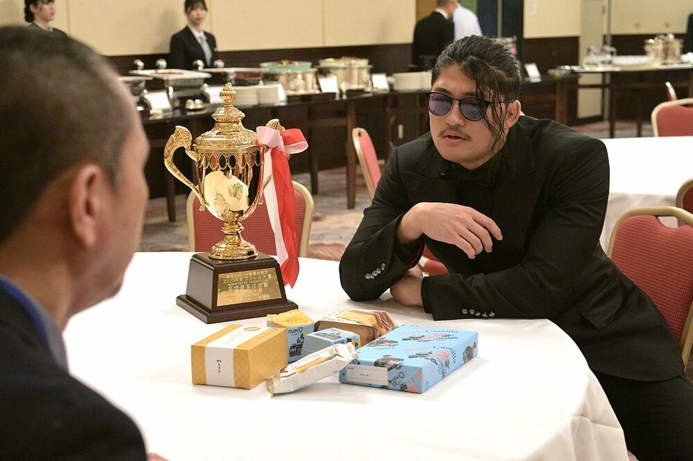 インタビューに応じるOZAWA