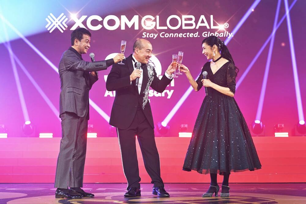 シャンパンで乾杯する一同（提供写真）