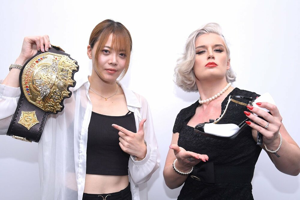 ＩＷＧＰ女子王者・岩谷麻優（左）とトニー・ストーム