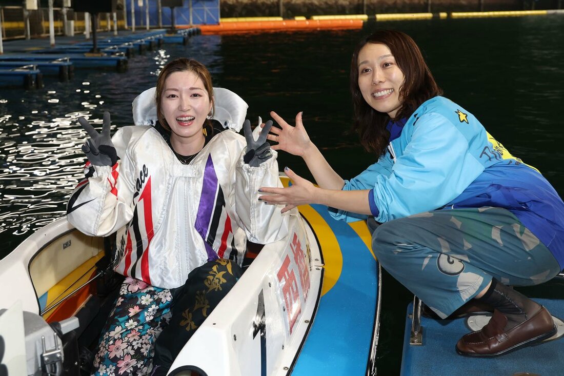優勝戦のレース直後、今井美亜(右)に祝福される西橋奈未