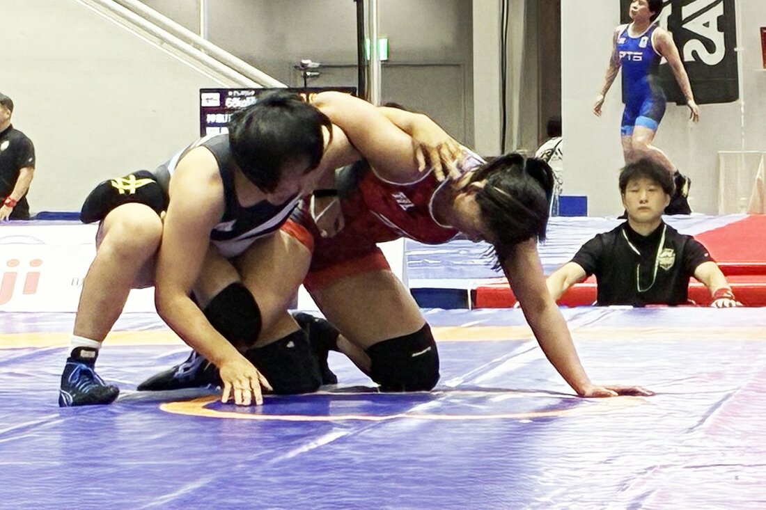 3位決定戦で長島水城(右)に快勝した藤田眞妃琉