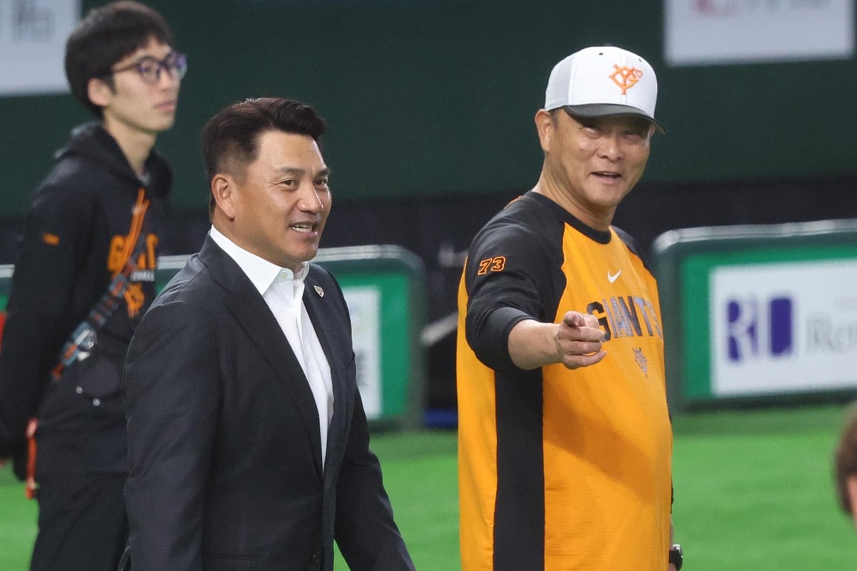 井口資仁監督(左)と巨人・橋上秀樹監督代行