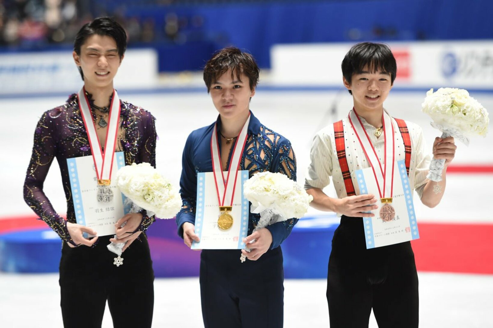 2019年の全日本選手権で(左から)２位・羽生結弦、優勝・宇野昌磨、３位・鍵山優真