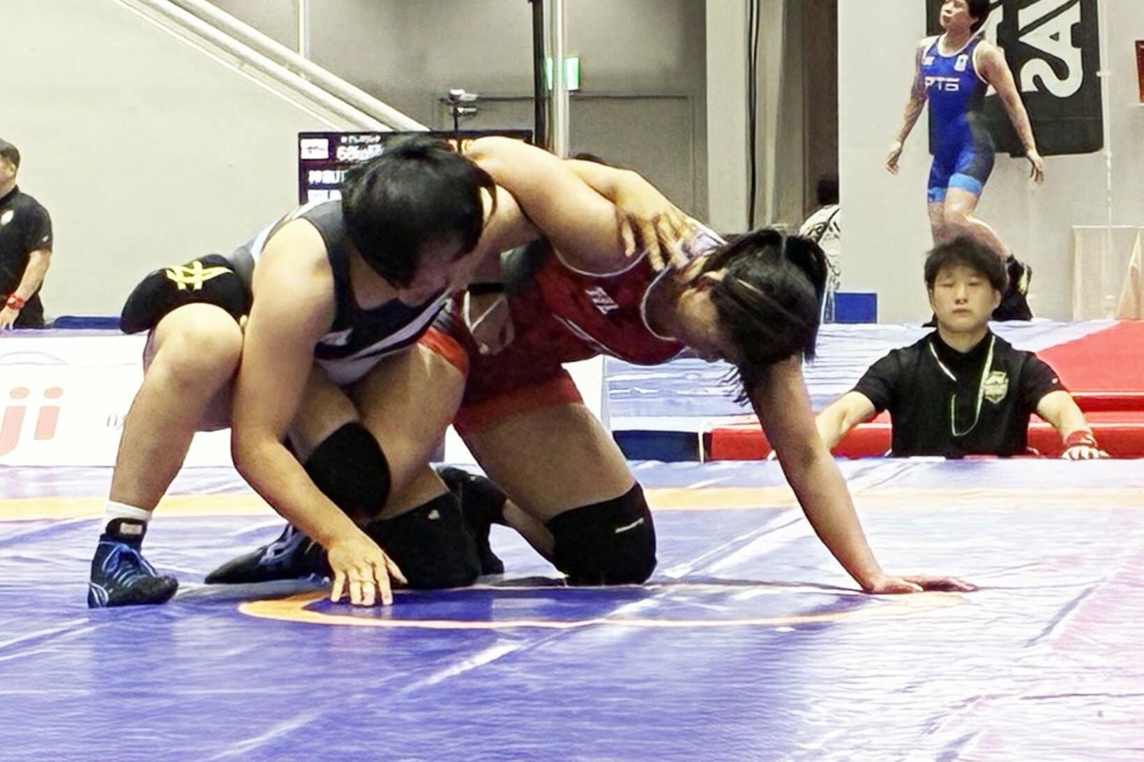 ３位決定戦で長島水城(右)に快勝した藤田眞妃琉