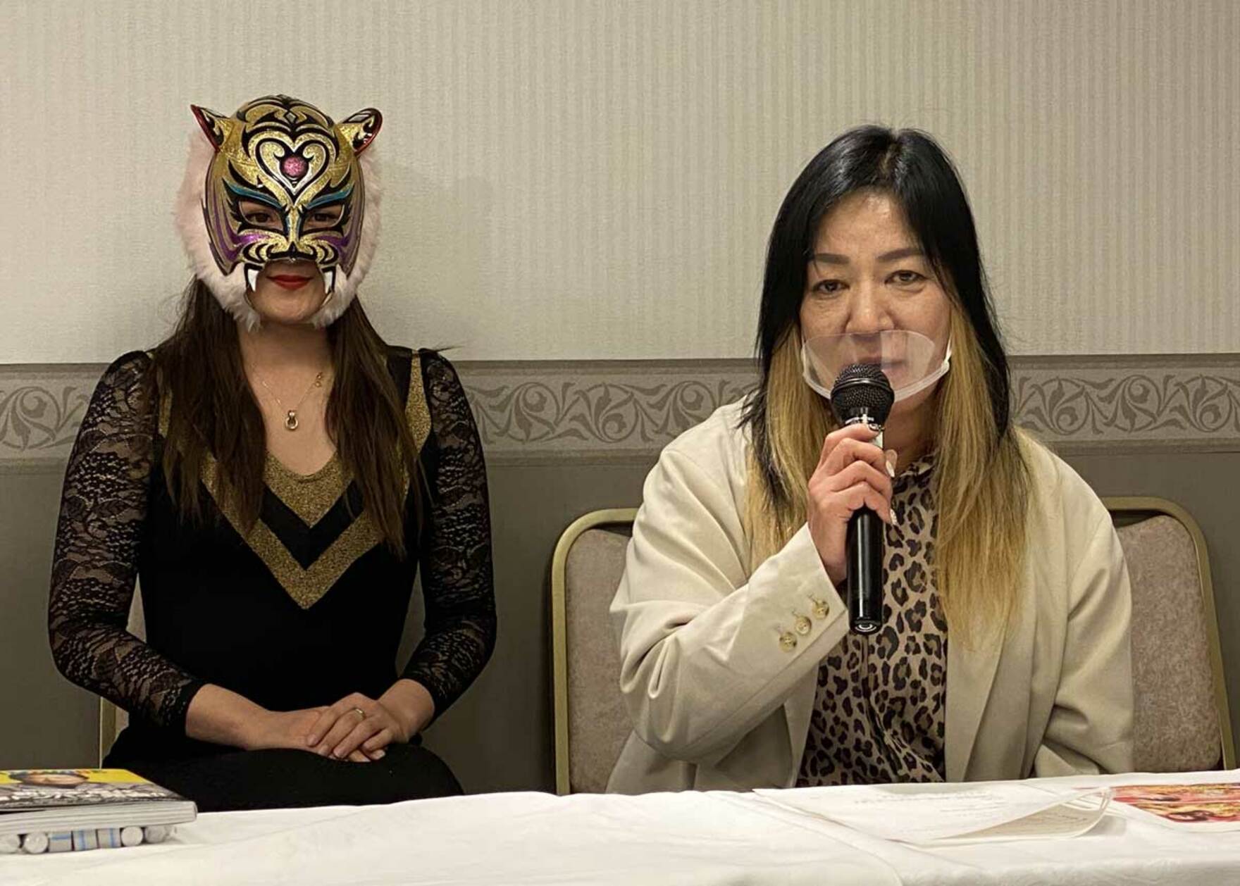  会見に出席したタイガー・クイーン（左）とジャガー横田（東スポWeb）