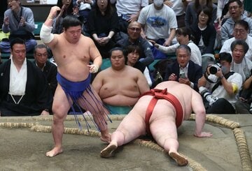 藤ノ川（手前）に敗れ熱海富士は５連敗フィニッシュ