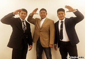 （左から）石黒、永田、山口が決意の敬礼ポーズだ