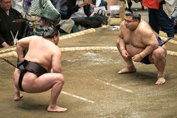 高安(右)と執拗ににらみ合う豊昇龍