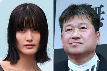 橋本愛（左）と佐藤二朗