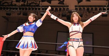  初タッグで快勝した荒井優希（左）と赤井沙希（東スポWeb）
