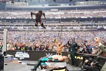 ユーチューバーのアイショースピード（上）はローガン・ポール（下）を驚異の空中弾で実況席ごと粉砕（©ＷＷＥ）