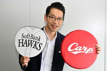 ホークスグッズとカープグッズを持つ沖繁義アナ