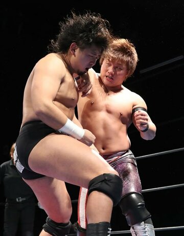  大森北（左）にエルボーを放つ岩本