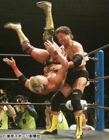 １１月１５日、東京・両国国技館で行われた天龍ＶＳオカダ戦
