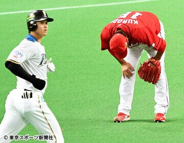 大谷（左）を打ち取った直後、黒田は両ヒザに手をついた