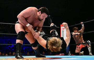 高橋裕二郎を投げつけたウルフアロン