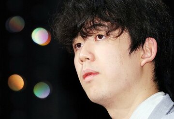  記者会見した藤井七段。笑顔の合間に鋭い視線を放った