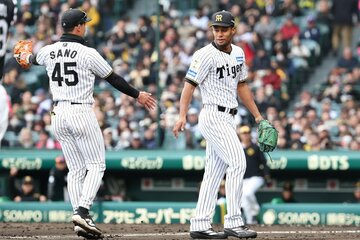 三塁側に引き上げようとするモレッタ