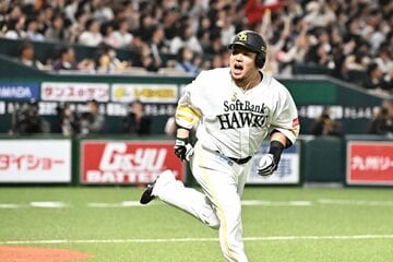 同点ソロを放ち、ベンチに向かって吠える山川