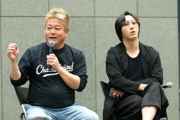 イベントに登場した堀江貴文氏(左)と溝口勇児氏