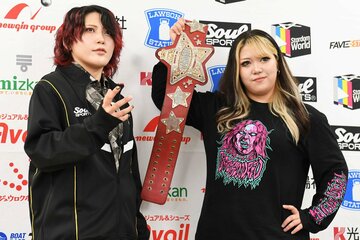 林下詩美(左)の入団会見に飛び入りし、挑戦者に指名したワールド王者・鈴季すず