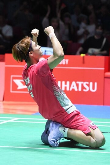 接戦を制し両手を上げて喜ぶ奈良岡功大