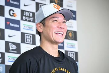 会見で笑顔を見せた坂本勇人
