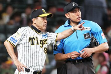 本拠地で手応え上々の勝利を手にした阪神・岡田監督(左)