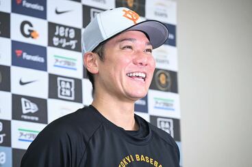 会見で笑顔を見せた坂本勇人