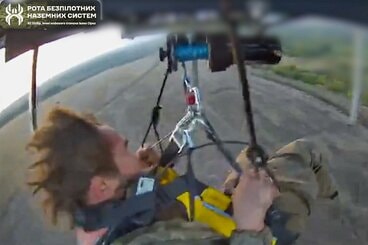 ドローンで運ばれるコスチャンティン・ウラセンコ兵卒（ウクライナ軍のハルキウ軍病院のフェイスブックから）