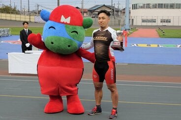 松阪競輪の公式キャラクター「マック」に祝福される郡司浩平