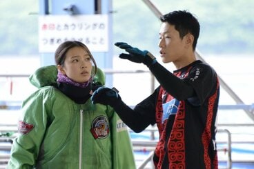 後輩の岡本亜子(左)にアドバイスを送る茅原悠紀