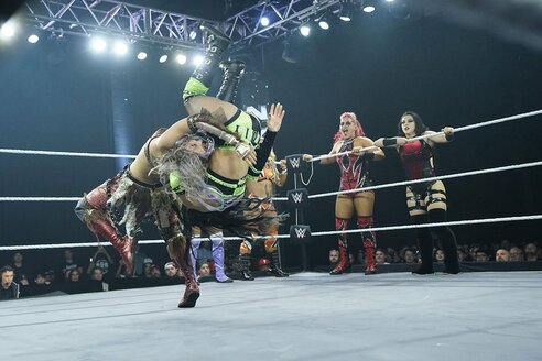 WWE】ジュリアが〝伝説の会場〟で大暴れ 宿敵コーラをボコボコに