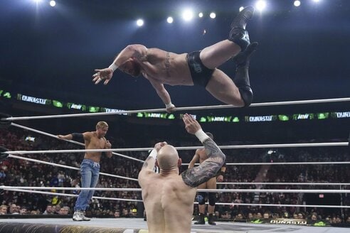 AEW】ザ・ドッグスがわずか1日でトリオ王座陥落 ゲイブ・キッドが