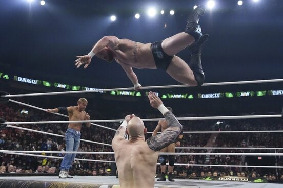 ゲイブ・キッド（下）はカイル・オライリーの空中弾を浴びて負傷 ©All Elite Wrestling