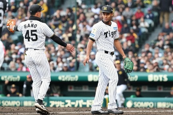 三塁側に引き上げようとするモレッタ