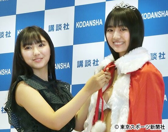プレゼンターの沢口愛華(左)に祝福される豊田ルナ