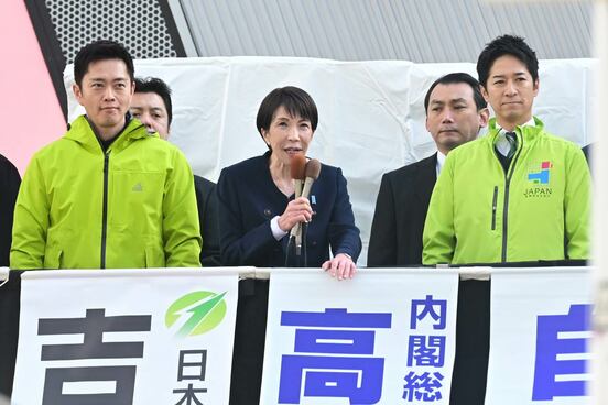 （左から）吉村洋文代表、高市早苗首相、藤田文武共同代表