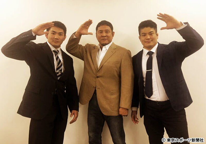 （左から）石黒、永田、山口が決意の敬礼ポーズだ