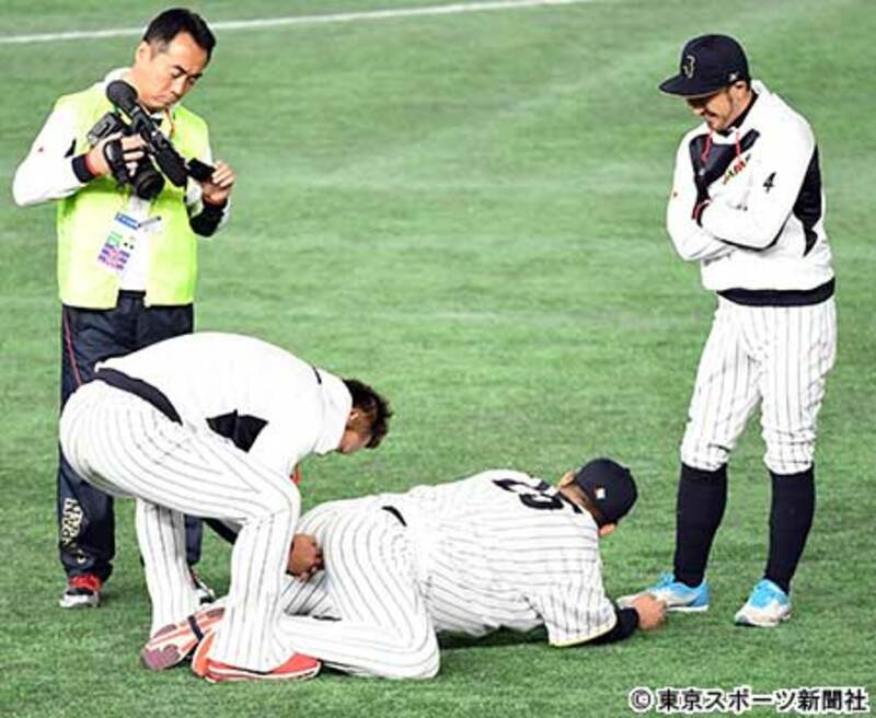 筒香嘉智（中）にカンチョウをする中田翔（左）、右は菊池涼介