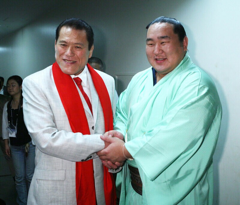 アントニオ猪木さんと握手する朝青龍（０９年８月２９日）アントニオ猪木さん死去を永田町も追悼「上のバカなヤツ！」と糾弾された世耕弘成氏