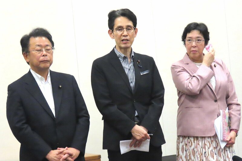 公明党の西田実仁幹事長（左）、中道の階猛幹事長（中）、立憲の田名部匡代幹事長