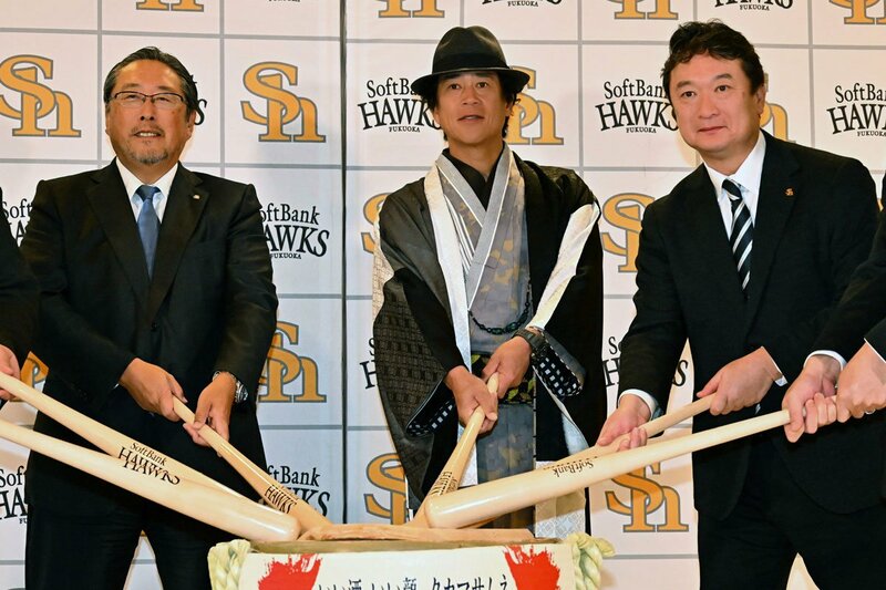 左から後藤芳光球団社長兼オーナー代行、城島健司ＣＢＯ、三笠杉彦ＧＭ