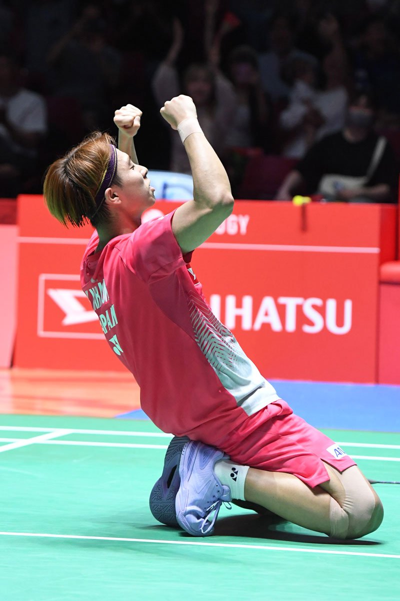 接戦を制し両手を上げて喜ぶ奈良岡功大