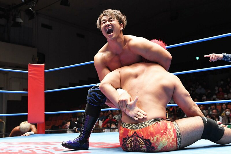 征矢(手前)を締め上げる青柳優馬　