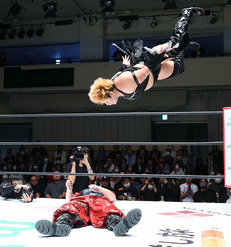 青木いつ希(下)にスワントーンボムを決めた刀羅ナツコ